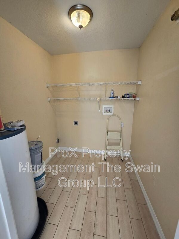 Building Photo - 1826 Lake Mariam Dr