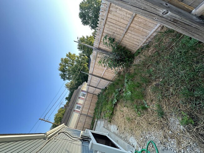 Building Photo - CUTE 1 BEDROOM HOUSE WITH PRIVATE FENCED BACKYARD QUIET STREET