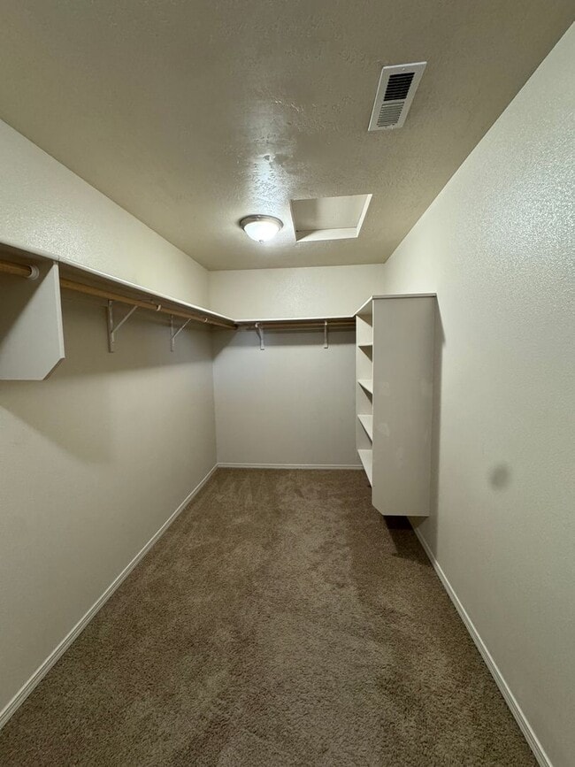 Building Photo - Beautiful 4 Bedroom, 2.5 Bathroom Home