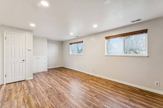 Building Photo - 420 S Five Mile Rd