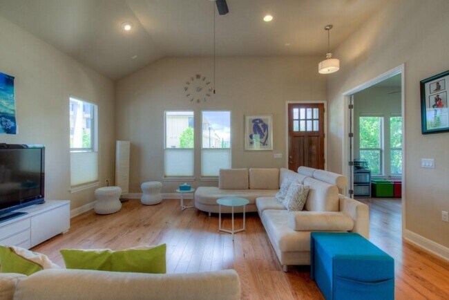 Building Photo - 4524 Ruiz St