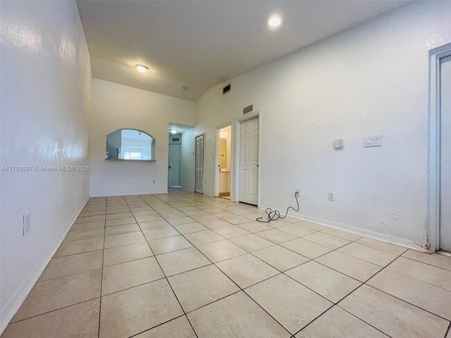 Building Photo - 940 NE 34th Ave