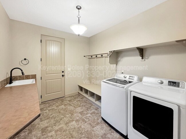 Building Photo - 3349 N Justin Ave