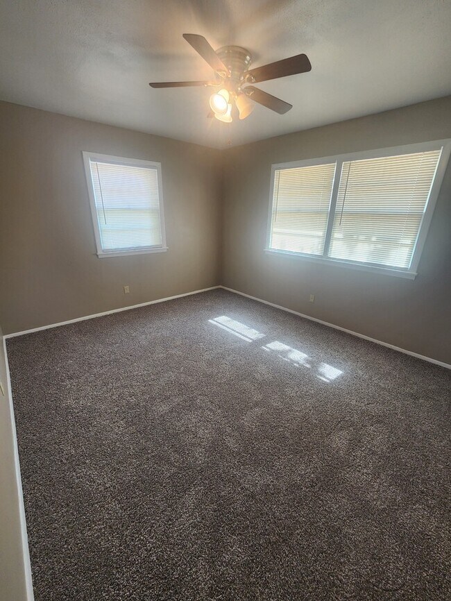 Building Photo - 3 bed 2 bath home, 2 car garage