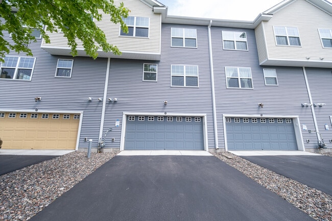 Building Photo - 9585 Madison Dr