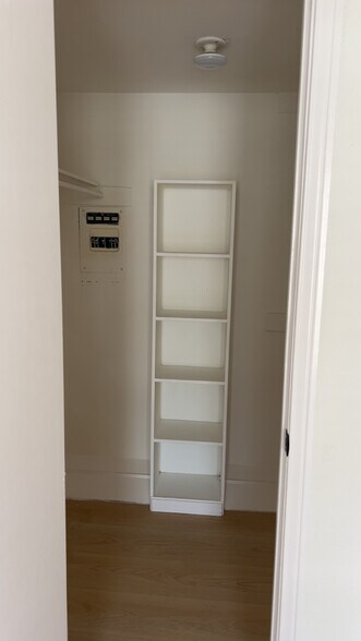 Walk-in - 4664 Matilda St