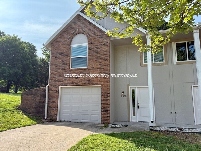 Building Photo - Large Updated 3 Bedroom/2 Bath Duplex in Lee's Summit