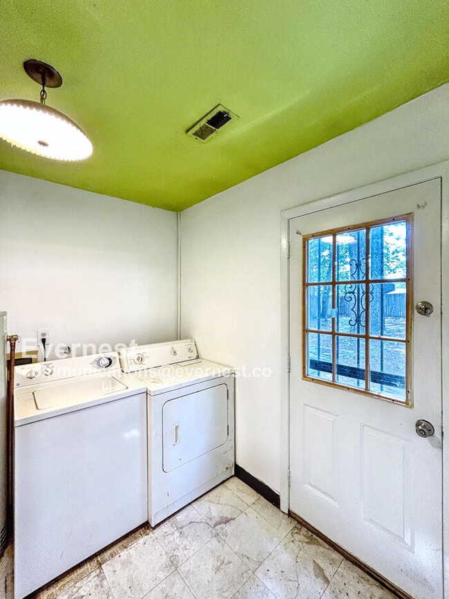 Building Photo - 818 Bedrock Ln
