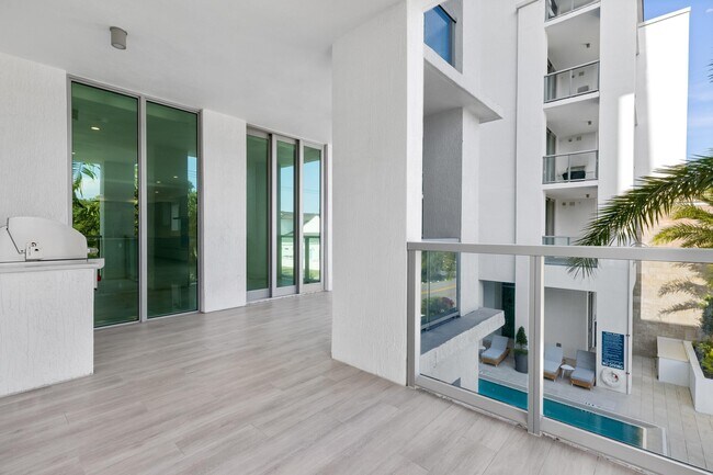 Building Photo - 475 E Royal Palm Rd