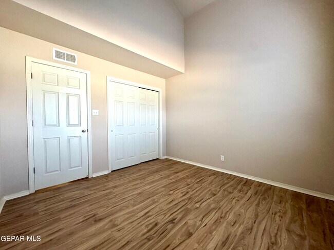 Building Photo - 3813 Loma Dante