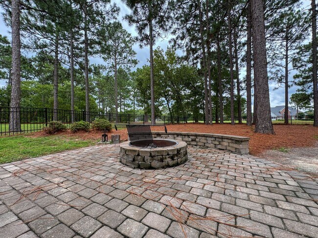 Building Photo - 5 Bedroom Home in Gated Golf Course Community