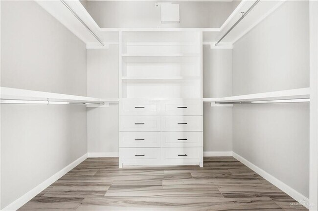 Building Photo - 16 Rabbit Run Ave