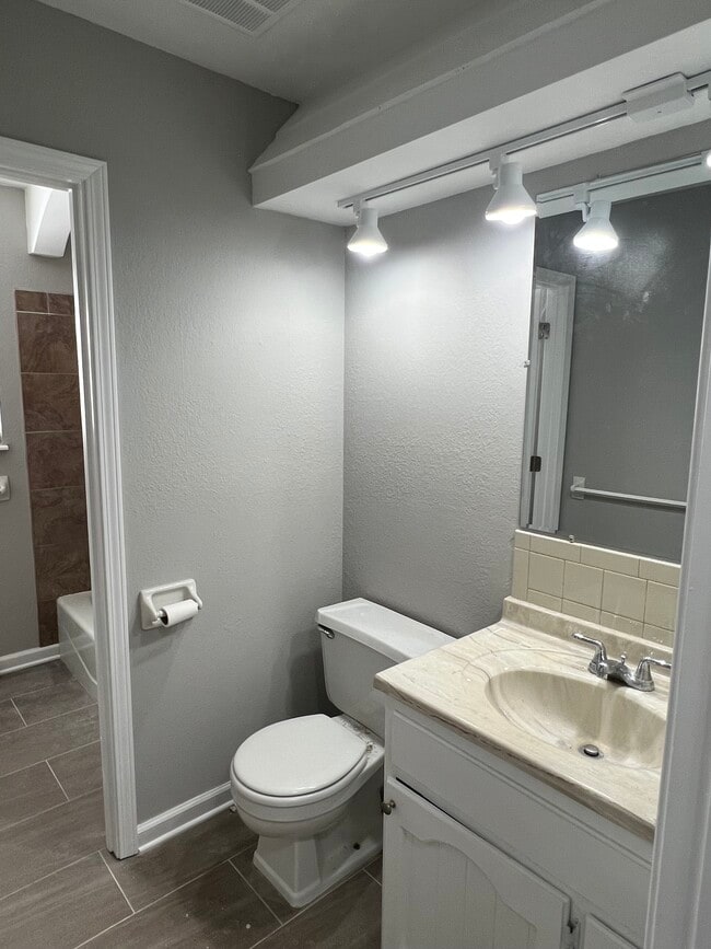 Building Photo - 1800 SE Abbey St