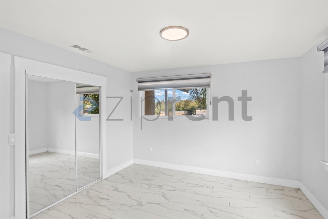 Building Photo - Unit