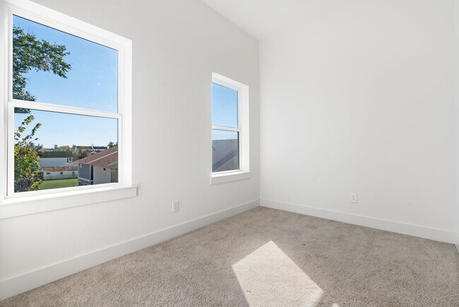 Building Photo - 868 E 35th St