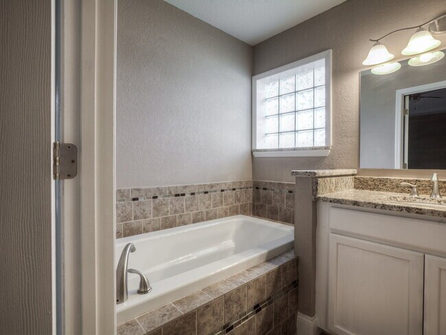 Building Photo - 350 Trade Wind Dr