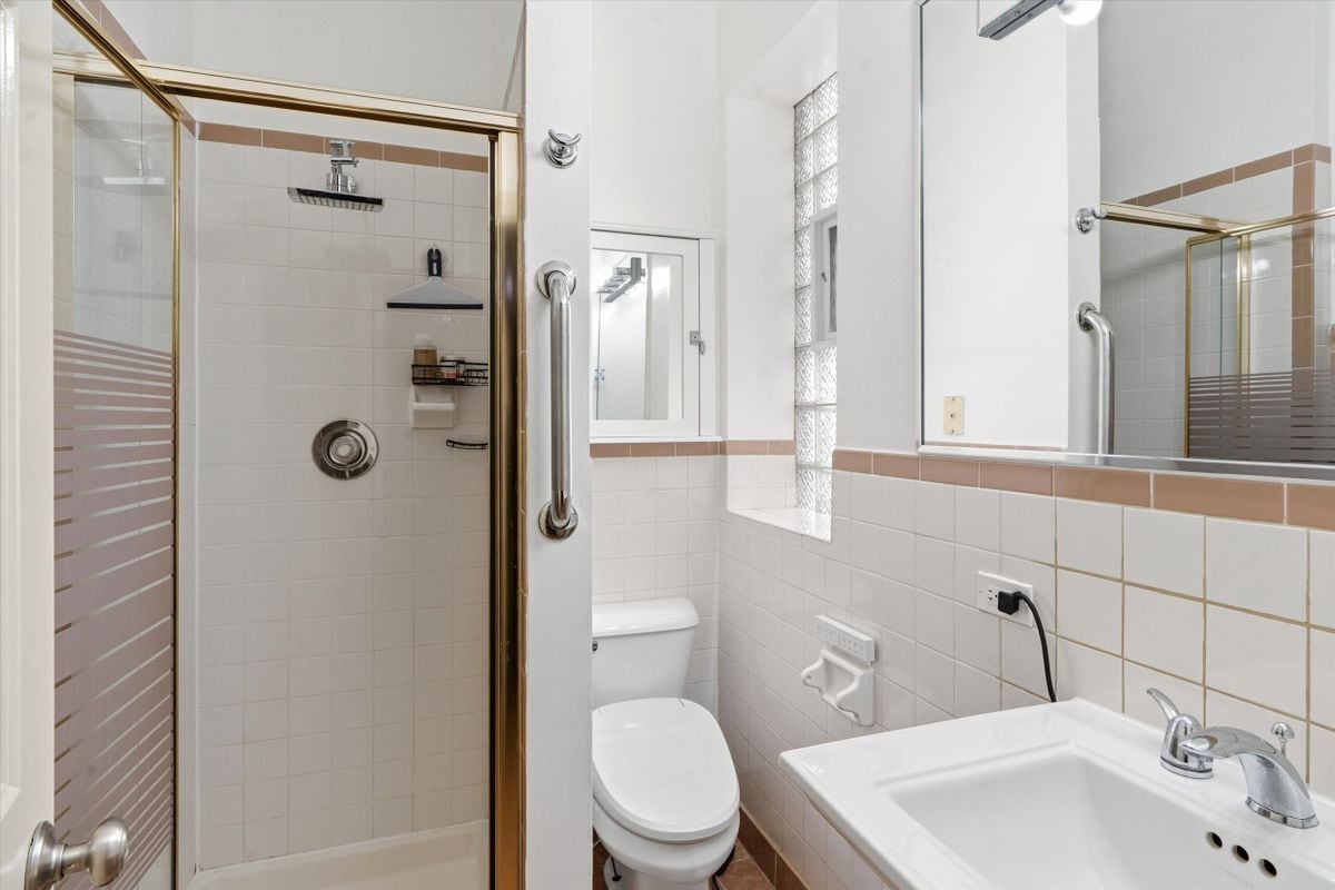 Building Photo - 5739 N Winthrop Ave