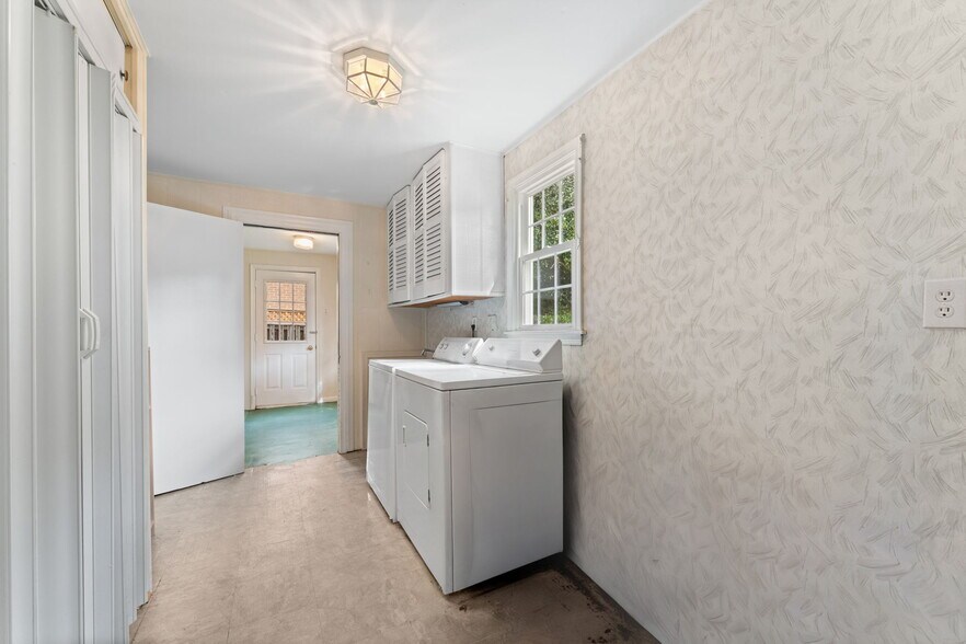 Main Level laundry room off family room - 9 Snug Hill Ct