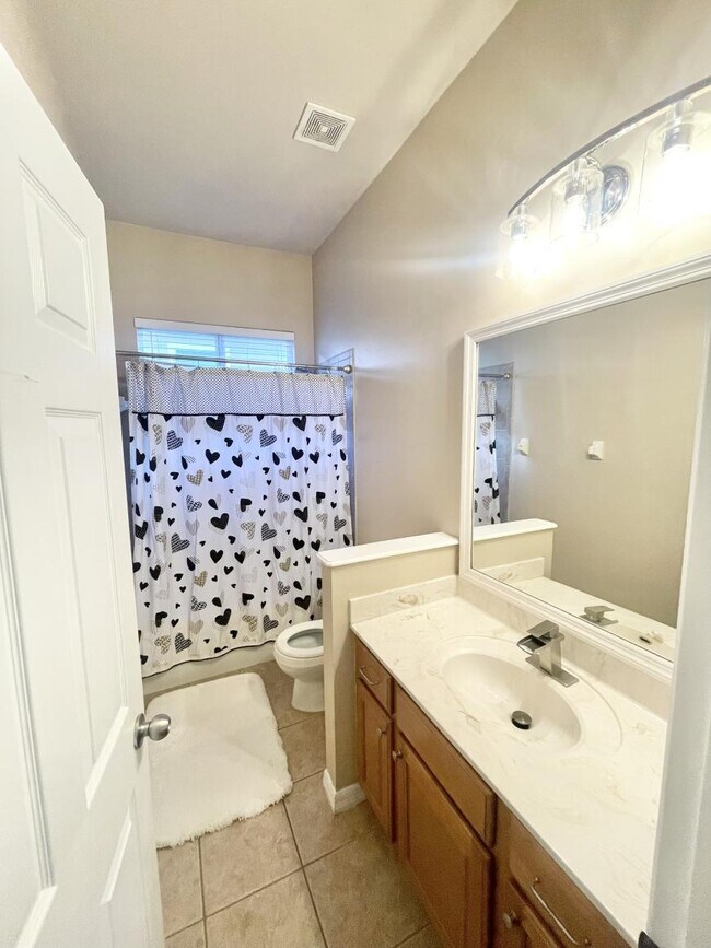 Building Photo - 4 bedroom in Gainesville FL 32606