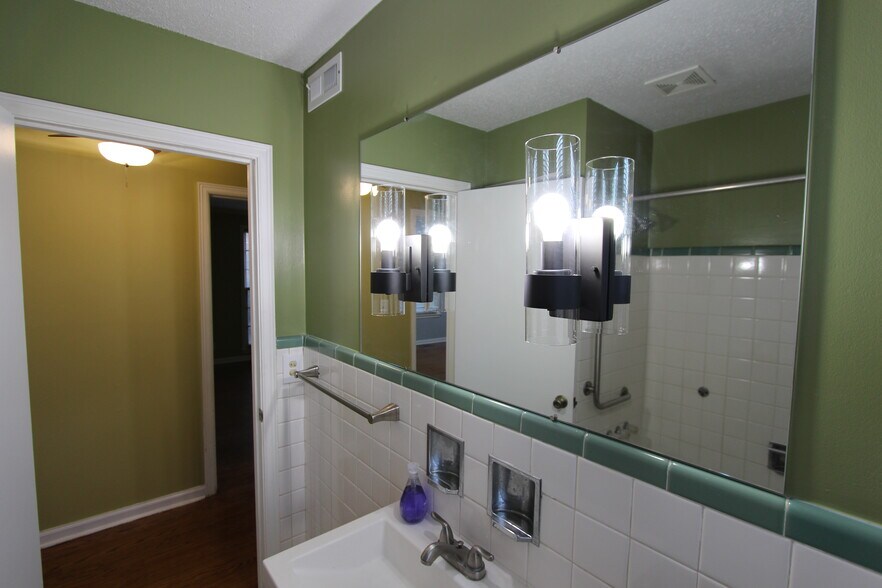 Building Photo - 2313 Ingleside Dr