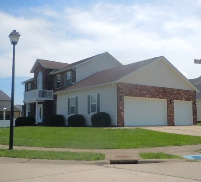 Building Photo - Three Bedroom Executive Home with 2.5 Bath...