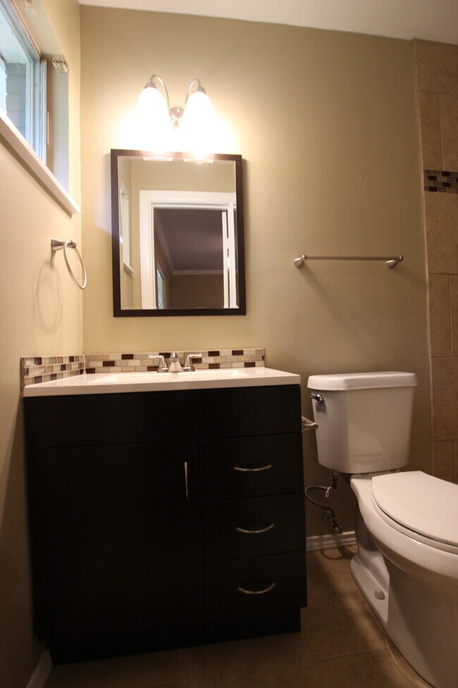 Building Photo - Tour Today! Charming 3 Bedroom, 2 Bathroom Home in Tyler!