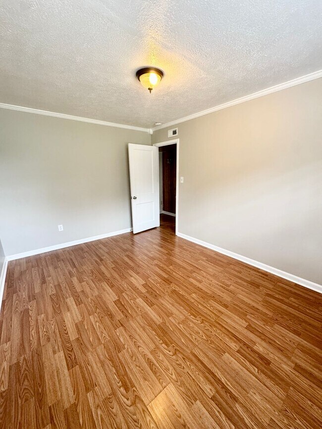 Building Photo - 809 17th Ave