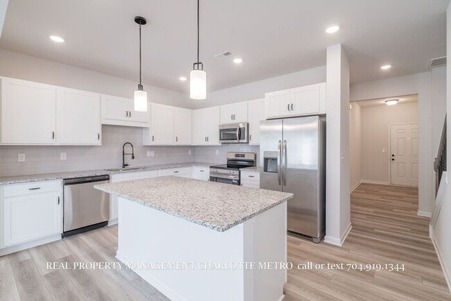 Building Photo - Modern Brand-New Built 3BR Townhome Near Uptown