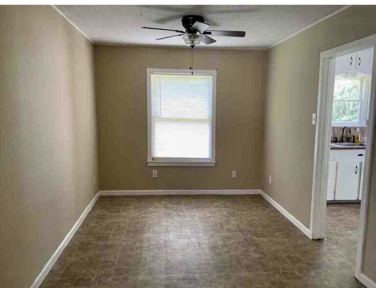 Dining area - 1907 E Crestwood Dr