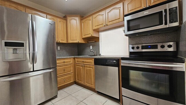 Building Photo - 13715 Kendale Lakes Cir