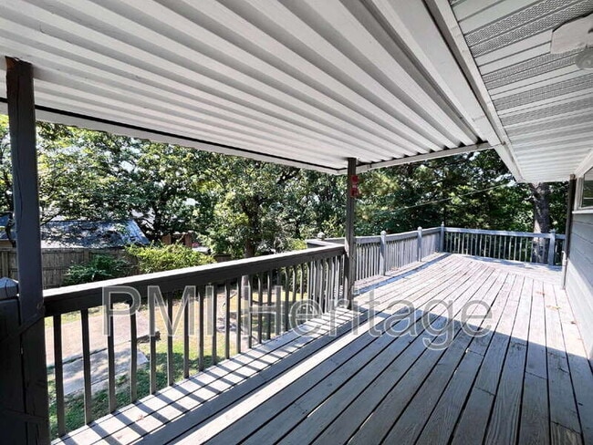 Building Photo - 1139 N Sunset Dr