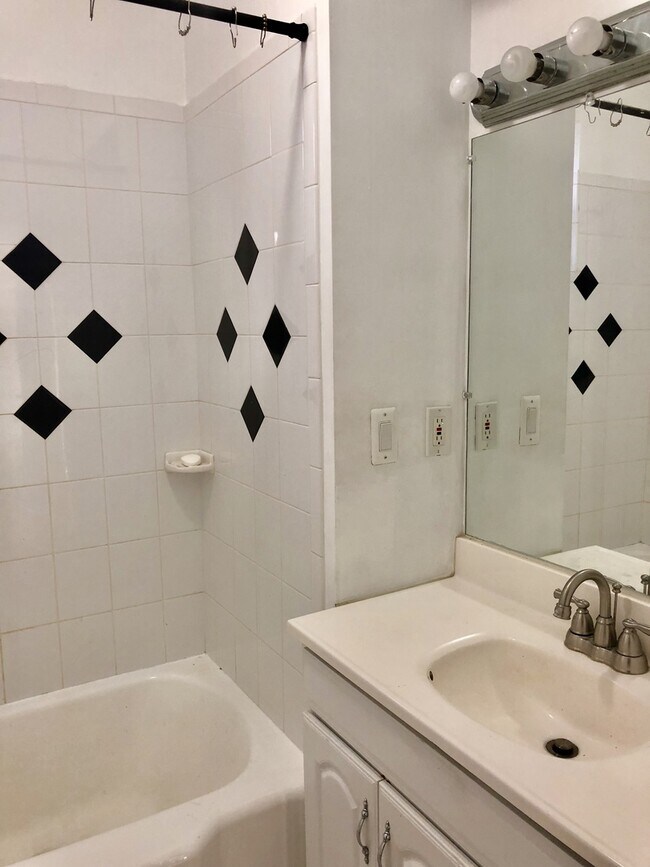 Building Photo - Charming 3 Bedroom Townhome in Hampden - B...