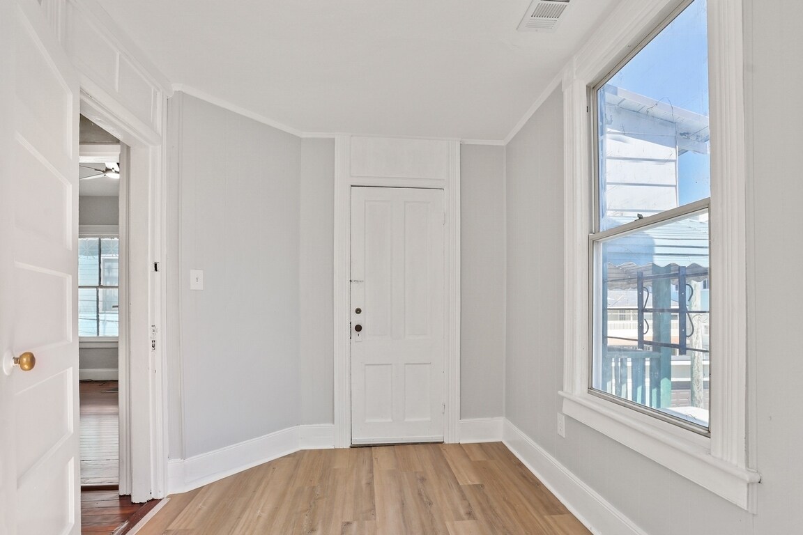 Building Photo - 1112 Barnard St