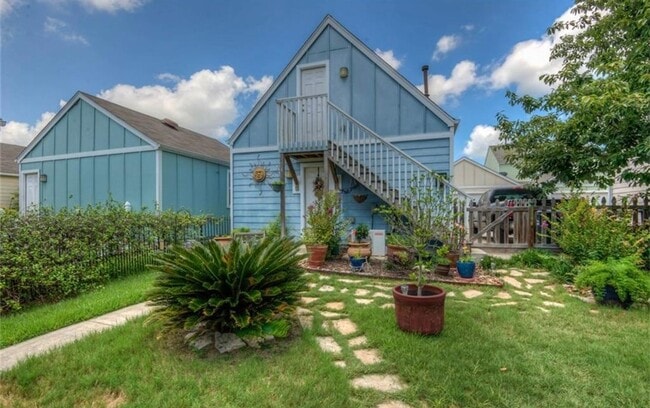 Building Photo - Superb Suburban Space! Multiple Living areas!