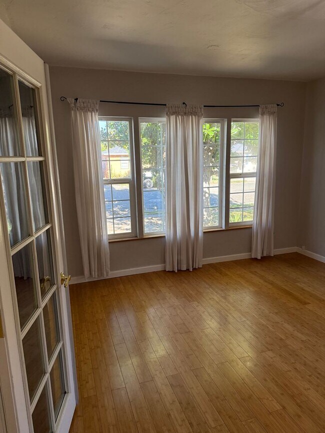 Building Photo - 3-bedroom, 2-bathroom home located in the desirable Garden Tract Subdivision