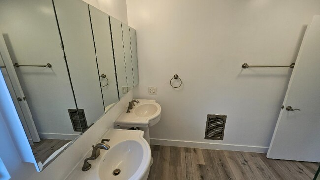 Building Photo - 2130 Beachwood Dr
