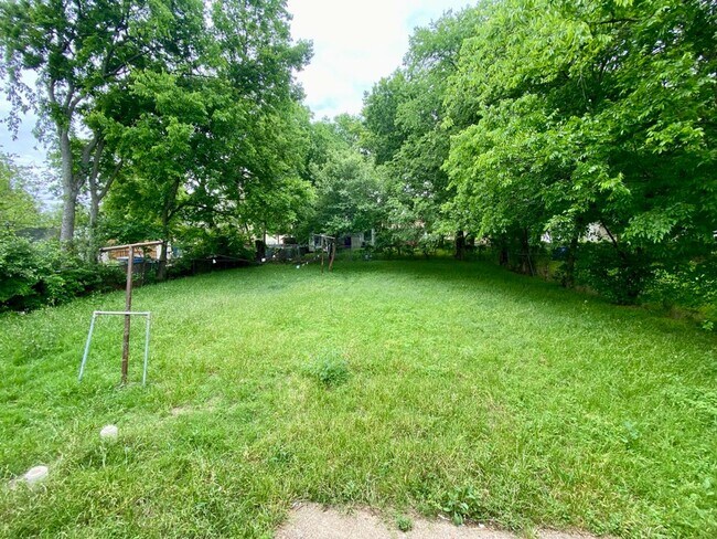 Building Photo - Charming home with a large fenced backyard...