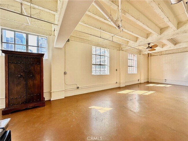 Building Photo - 312 W 5th St