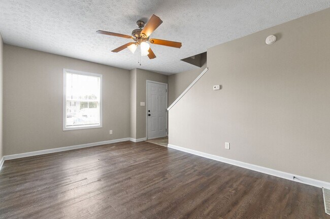 Building Photo - 2 Bedroom 1.5 Bath Townhome