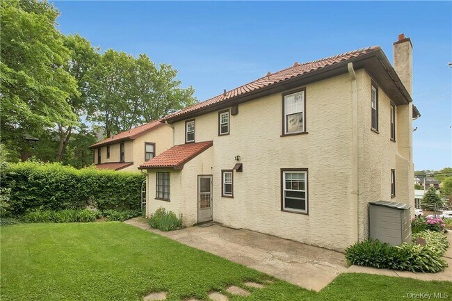 Building Photo - 14 Oakridge Pl