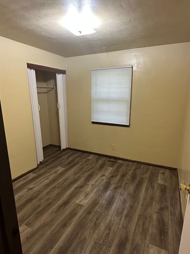 Building Photo - 1405 Holly Hill Dr