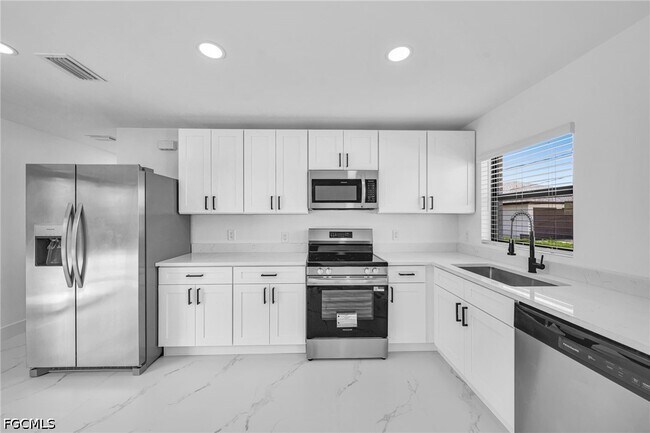Building Photo - 4984 Fairway Ct