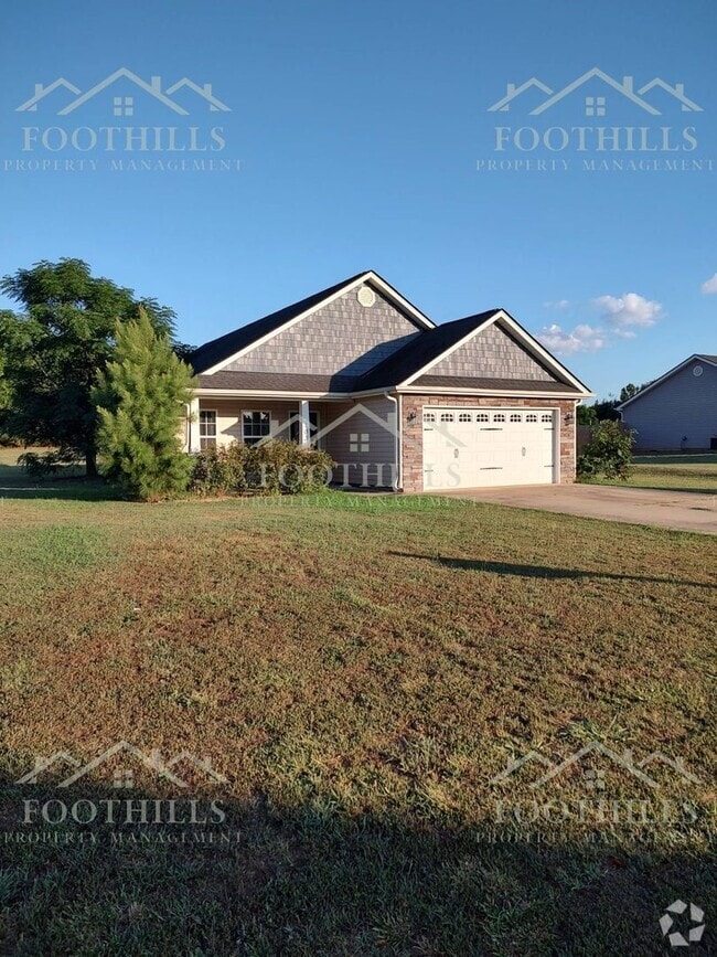 Building Photo - Your Next 3BR Home Awaits – Pets Welcome!
