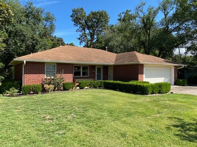 Primary Photo - Adorable 2 Bedroom Home Near Downtown Rogers!