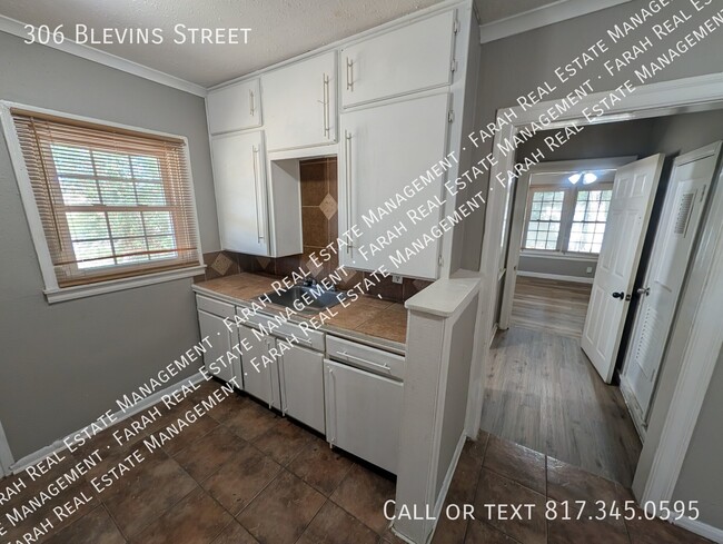 Building Photo - 306 Blevins St