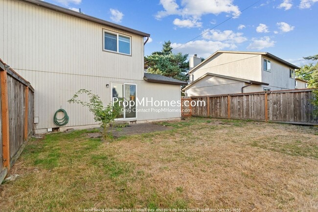 Building Photo - Cozy Two Bedroom in Montavilla - Large Fen...