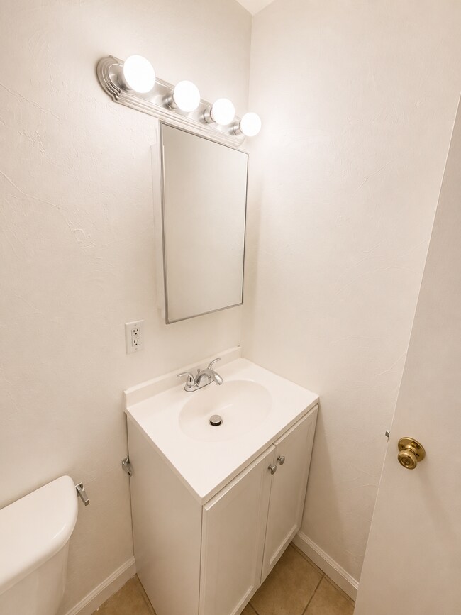 Building Photo - $1595 Moves You In - No August 2026 Rent - Two Bedroom must see! Parking On Site - Laundry On Site