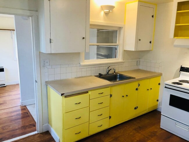 Building Photo - Freshly updated 3 bedroom 1 bath house off of River Rd.