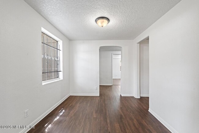 Building Photo - 1424 W 9th St