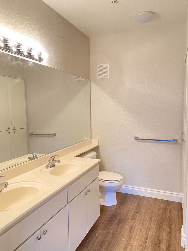 Building Photo - Great first floor corner unit!!